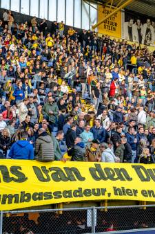 NAC eert clubman Hans van den Dungen met doek boven ingang Rat Verlegh Stadion