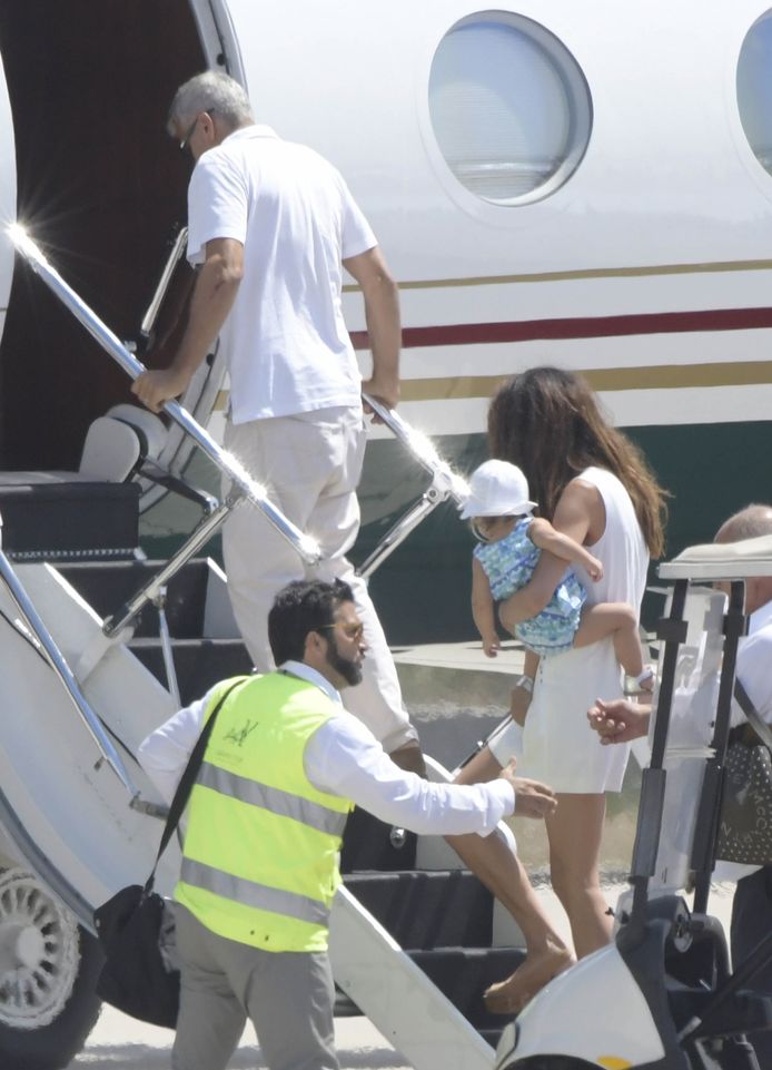 George Clooney verlaat Sardinië in zijn privéjet.