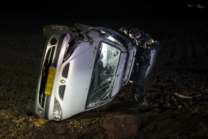 Bij een ongeluk op de Maastrichterweg in Valkenswaard is een auto op de zijkant in een weiland beland.