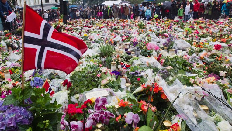Bloemen en een Noorse vlag voor de Domkirke-kerk in Oslo. Beeld EPA