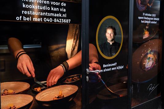 Rene Huisman aan het werk in de open keuken van het SMAEK-atelier.