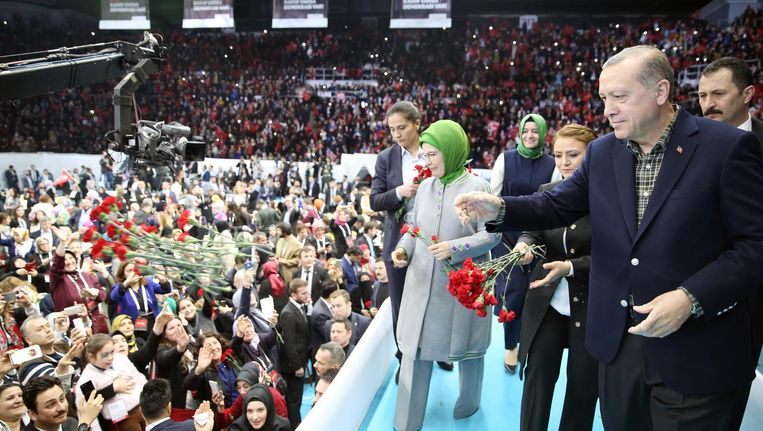 Erdogan en zijn vrouw Emine gooien bloemen naar vrouwelijke supporters op de Vrouwen en Democratie-bijeenkomst in Istanboel, 5 maart. Beeld epa