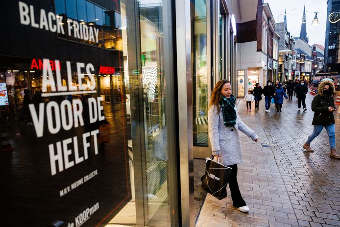 Inkopen doen voor sinterklaas en kerst tijdens Black Friday in de Heuvelstraat in Tilburg.