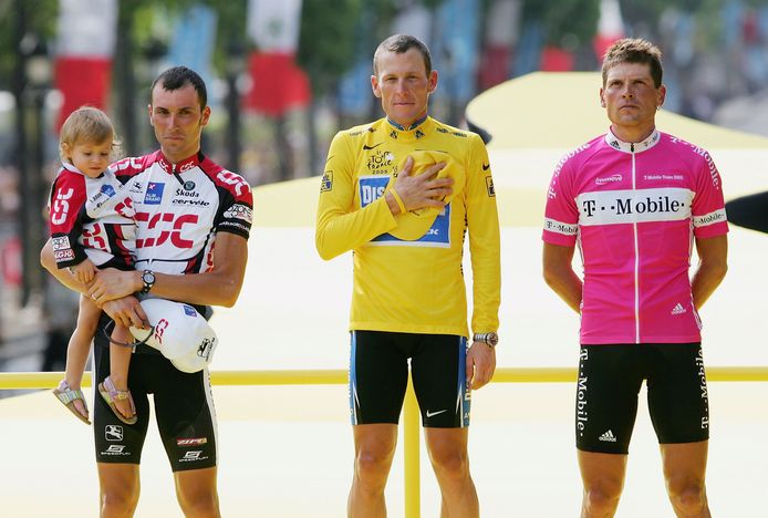 Het Tour-podium in 2005, met van links naar rechts: Ivan Basso, Lance Armstrong en Jan Ullrich.