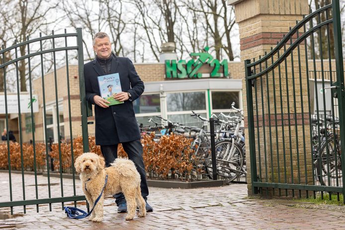 Frank Elsweier met zijn kinderboek over belastingen. Zijn hond Otto speelt ook een rol in het boek.