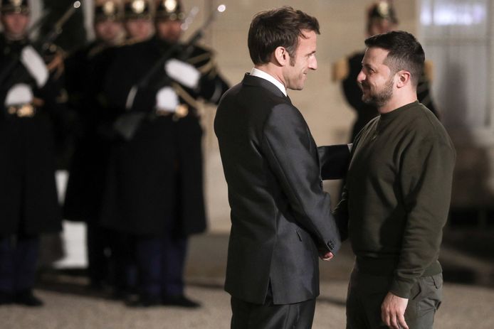 Le président Emmanuel Macron accueille le président de l'Ukraine Volodymyr Zelensky au palais de l'Elysée à Paris le 8 février 2023.