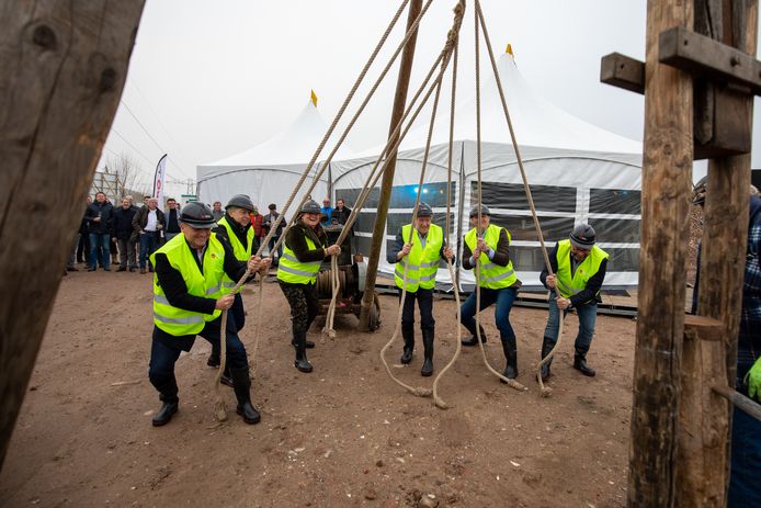 Met een hoop menskracht werd dinsdagmiddag symbolisch de eerste paal geslagen voor de bouw van een nieuwe campus voor arbeidsmigranten op bedrijventerrein Haven Zeven. WorkInn Waalwijk gaat de campus heten.