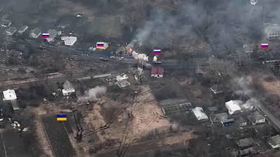 Oekraïense tank neemt het op tegen colonne Russische tanks