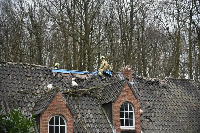 In Overijse viel afgelopen weekend een boom op een huis door het natuurgeweld.
