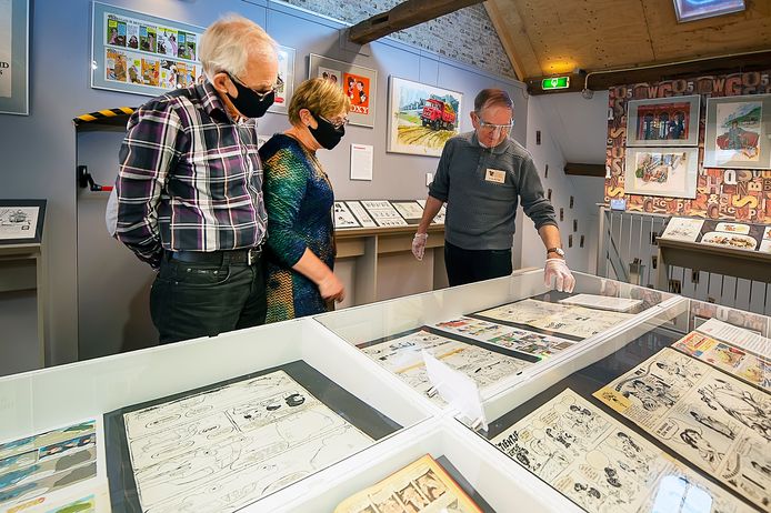 Oktober 2020: belangstellenden konden de Jan Kruis-expositie bezoeken, maar wel alleen met een reservering én met een mondkapje. Dat drukte de bezoekerscijfers behoorlijk, dus blijft de expo wat langer in Etten-Leur.