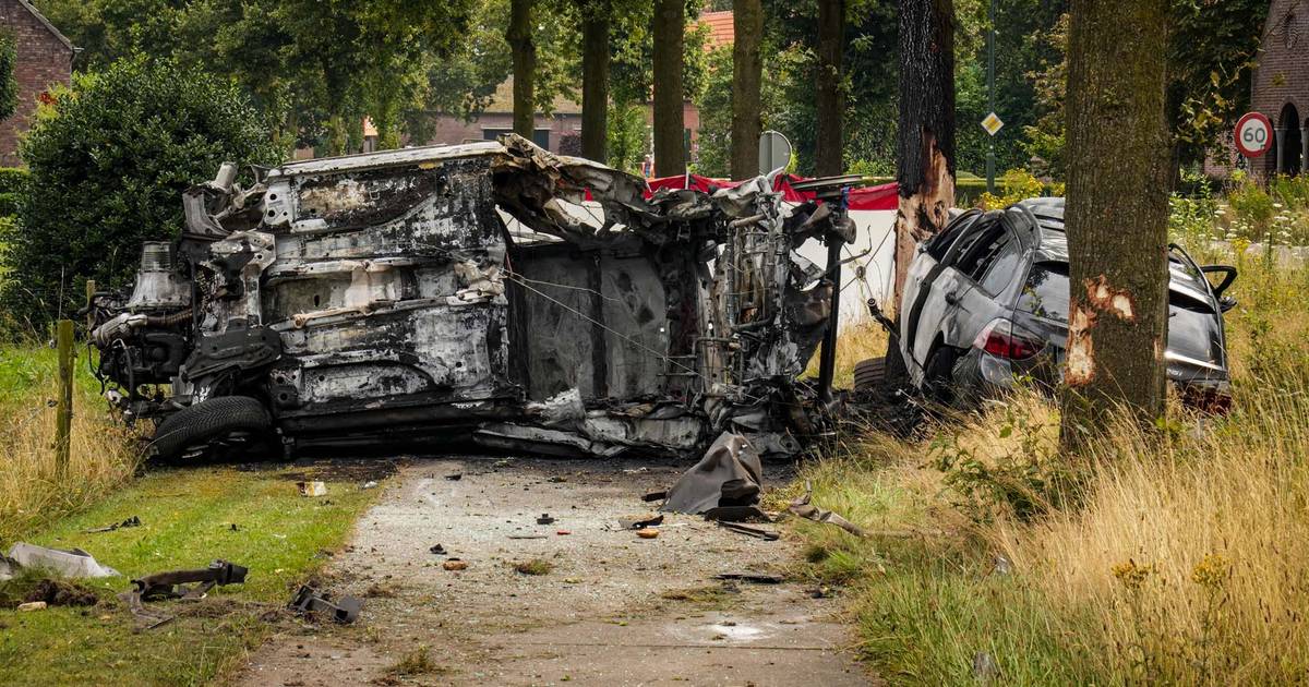 Man (75) uit Milheeze overleden bij frontale botsing waarbij auto in brand vliegt, andere bestuurder