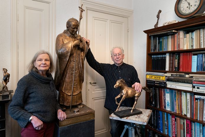 Marianne en Jean Bremers hebben de paus nu nog thuis staan.