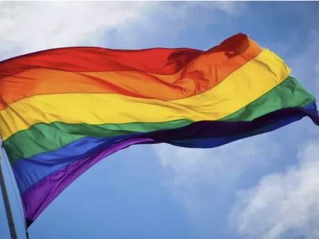 Regenboogvlag bij kerk met stok en al van gevel gesloopt: ‘Het voelt als een bedreiging’