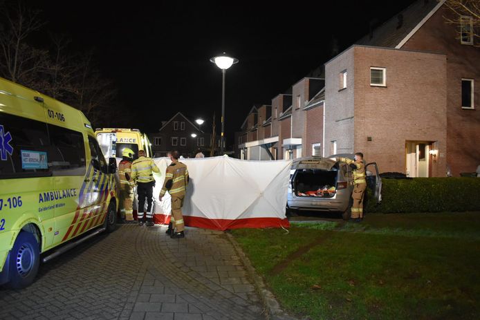 De auto kwam tegen de woning aan de Ceres in Bemmel tot stilstand nadat de bestuurder onwel was geworden. Hij overleefde het ongeluk niet.