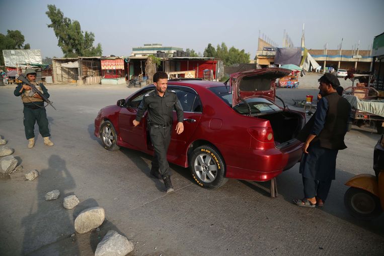 Afghaanse veiligheidsfunctionarissen bewaken een controlepost in de stad Jalalabad in het oosten van het land. Beeld EPA
