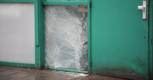 Snackbar zo'n twee maanden na overval nu slachtoffer van inbraak: ‘Ze hebben er de tijd voor genomen' .