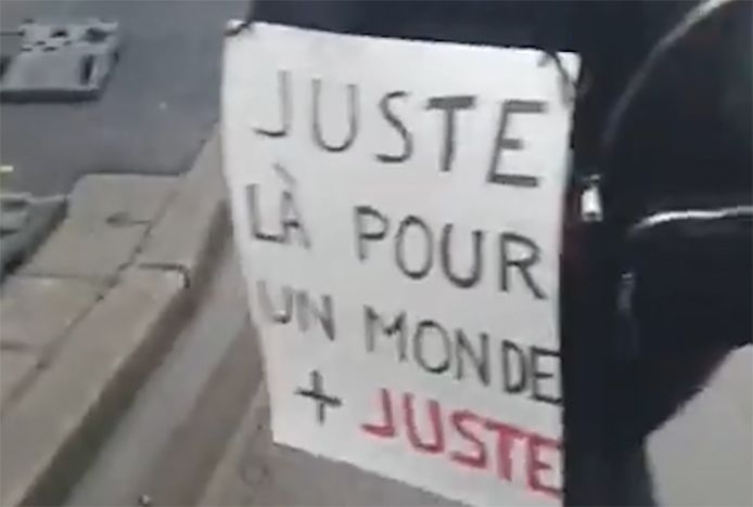 Panneau d'un gilet jaune à Charleroi