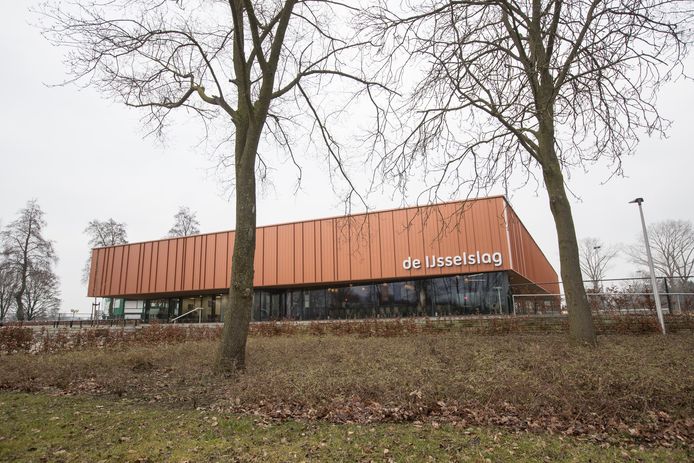 Zwembad IJsselslag in Zutphen is nog steeds gesloten voor onderzoek na gezondheidsklachten.