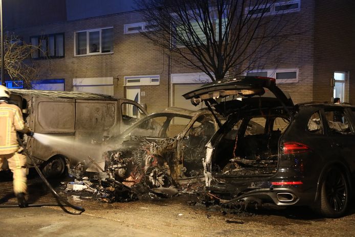 Drie geparkeerde wagens brandden volledig uit in de Maurits Sabbelaan.