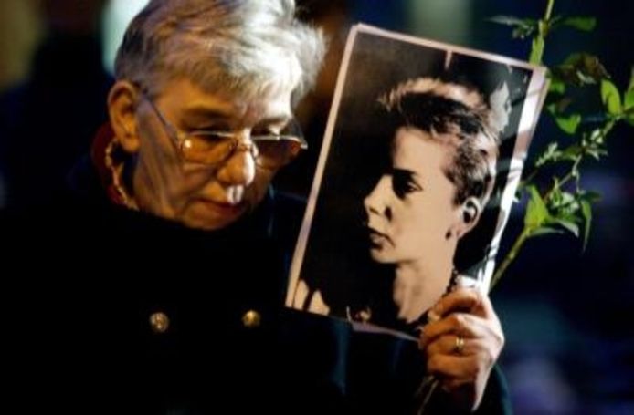 Een vrouw houdt een foto vast tijdens de stille tocht ter nagedachtenis van Anja Joos. Deze werd gehouden op 15 oktober 2003 in Amsterdam. ANP Photo