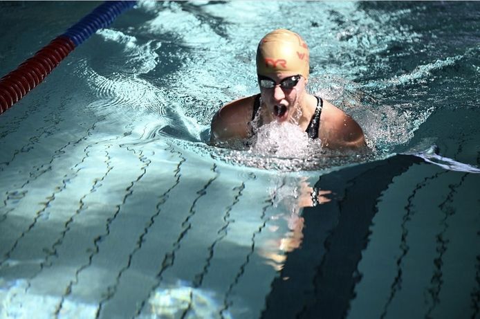Ayla Willaert in actie op de jeugdkampioenschappen zwemmen in Genk.