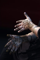 Voor de bruiloft, worden de handen met henna beschilderd