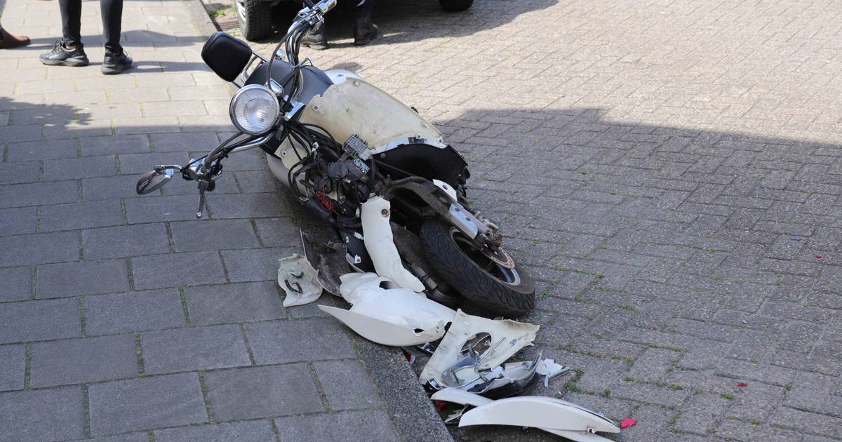 Jongen botst met scooter achterop auto aan de Grotestraat Waalwijk Waalwijk AD.nl
