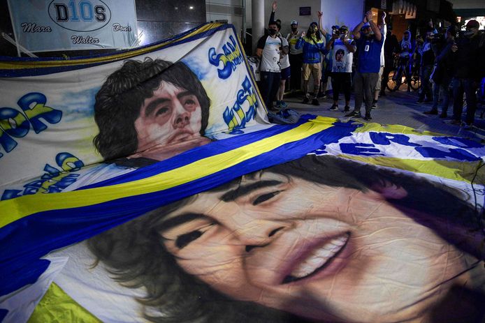 Supporters van Diego Maradona verzamelen voor het ziekenhuis, waar de ster wordt verzorgd.(Photo by JUAN MABROMATA / AFP)