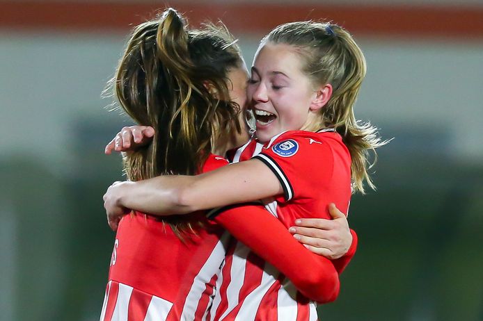 Janou Levels (rechts) viert een goal met PSV-topscorer Joëlle Smits.