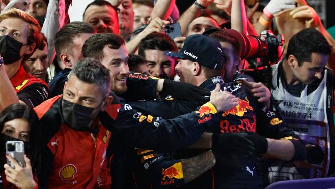 Max Verstappen verslaat Charles Leclerc na bloedstollend gevecht in Djedda