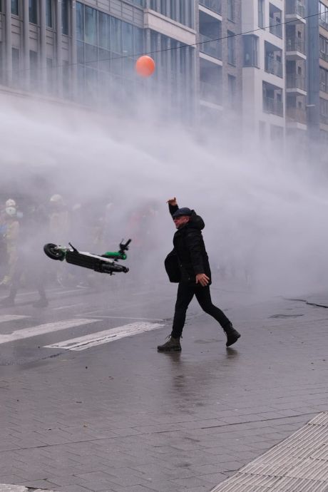 Des heurts lors de la manifestation à Bruxelles: la police a eu recours au canon à eau et aux gaz lacrymogènes, une vingtaine d’arrestations