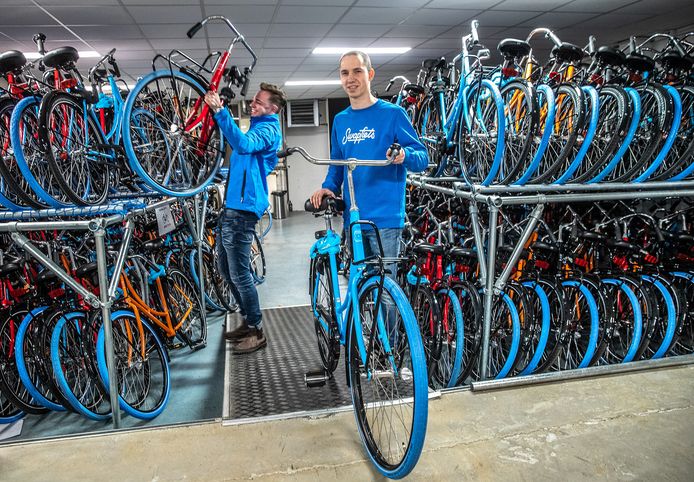 De Swappfietsen met blauwe voorbanden zullen niet meer het straatbeeld kleuren in Zwolle  vanaf komend voorjaar: het bedrijf heeft geen vergunning om hun deelfietsen te plaatsen en heeft de winkel aan de Diezerkade gesloten.