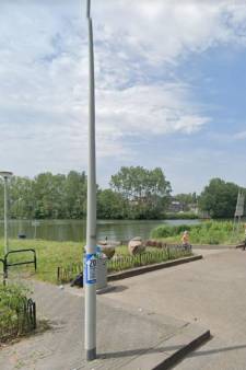 Auto met Duits kenteken te water in Amsterdam: duikers zoeken vermiste bestuurster