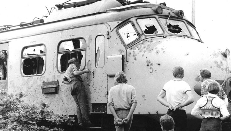 De door een kogelregen doorboorde trein na de kaping door bij de Punt, Glimmen 11 juni 1977. Beeld anp