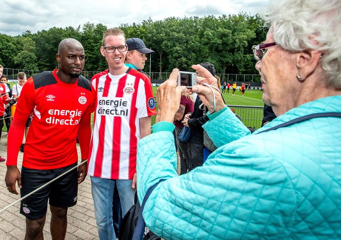 Nu het nog kan: op de foto met Jetro Willems. Hoe lang draagt hij nog het shirt van PSV?

edith
