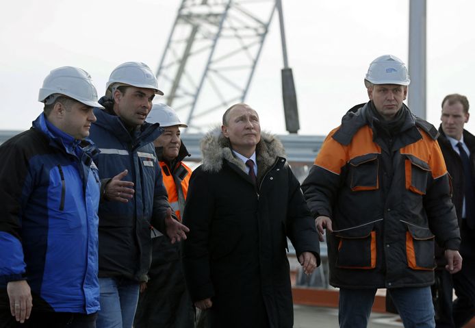 Archiefbeeld:  Vladimir Poetin brengt een bezoek aan de Kertsjbrug, die regelmatig wordt aangevallen door Oekraïense drones. Het nieuw traject per spoor door bezet gebied moet een alternatief vormen voor deze brug.