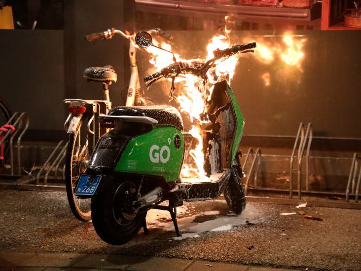 Wie zijn toch die daders die kicken op de vlammen van Go Sharing-scooters?