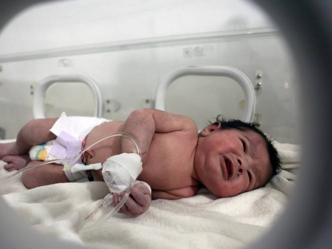 Kleine ‘mirakelbaby’ Aya krijgt bewaking in ziekenhuis nadat meerdere mensen zich voordoen als familie en haar willen meenemen