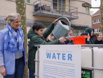 Wereldwaterdag gaat niet onopgemerkt voorbij in Aalst: “Acht watertanks van elk 1.000 liter in de winkelgalerij”