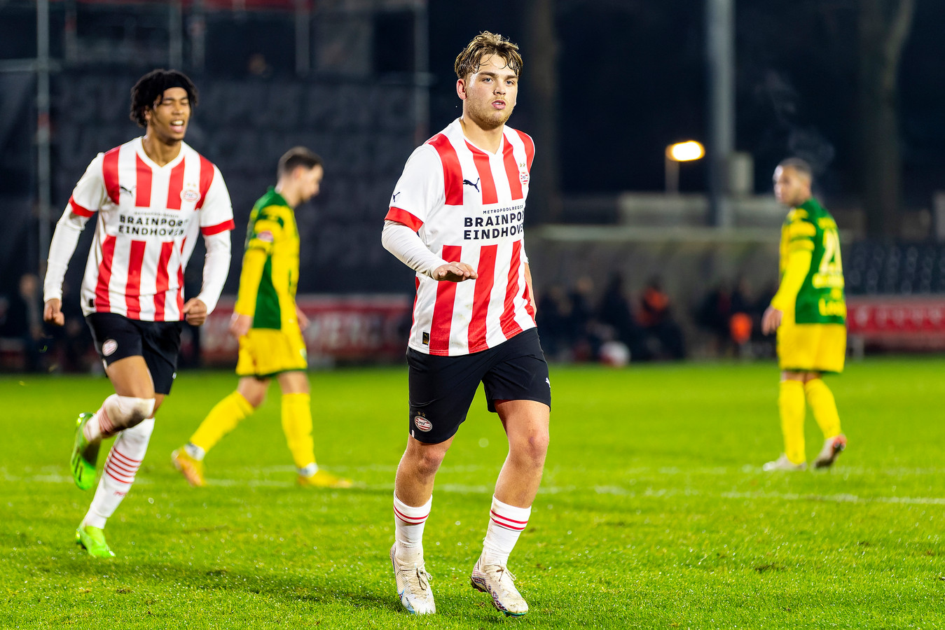 De Van Duivengebroeders gaan dit seizoen in vliegende vaart bij PSV Foto bd.nl