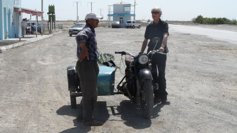 Hein Leffrings tochten in het spoor van Paustovski brachten hem overal, zoals op de weg tussen Balkanabat en Nokhur in Turkmenistan. Beeld Beeld uit privé-collectie