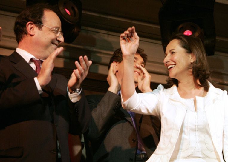 De socialistische presidentskandidaat SÃ©golÃ¿ne Royal (rechts) zwaait haar aanhangers toe nadat de uitslag van de eerste ronde in de Franse presidentsverkiezingen bekend is geworden. Royal strijdt op 6 mei samen met de rechtse Nicolas Sarkozy om het presidentschap. (AFP) Beeld 