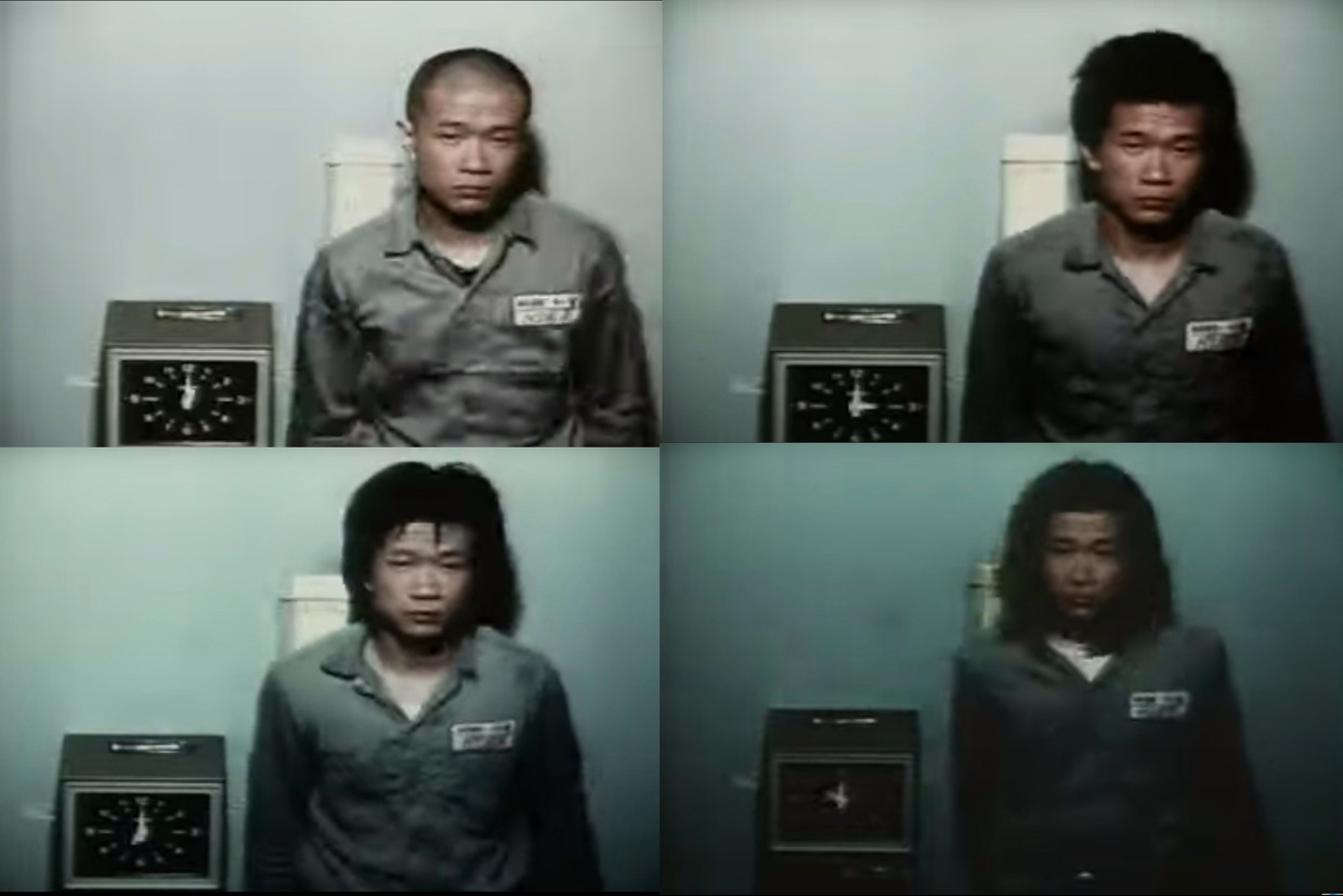Kunstenaar Tehching Hsieh met zijn 'Time Clock Piece'. Beeld 