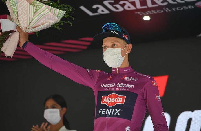 Vainqueur de la première étape en ligue du Giro, Tim Merlier en profite pour endosser le maillot cyclamen de leader du classement par points.