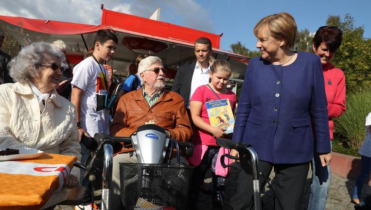 Angela Merkel met bejaarden op een CDU-bijeenkomst in Stralsund, 16 september. Beeld Getty Images