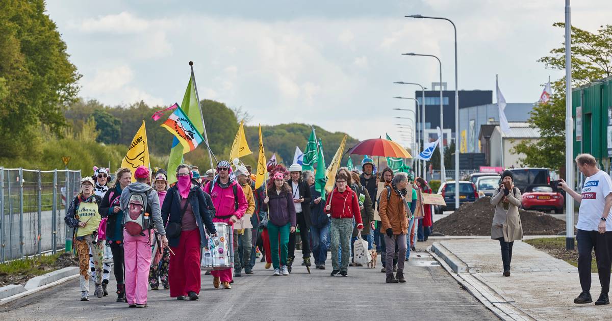 extinction-rebellion-trekt-met-klimaatliedjes-door-lochem-met