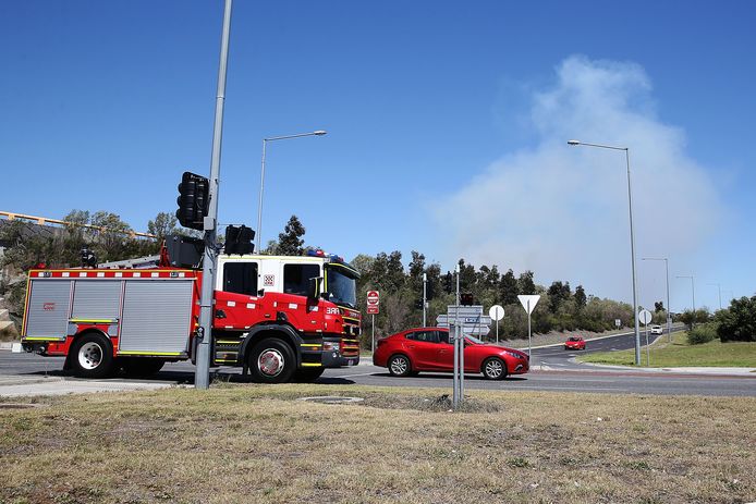 Brandweermannen proberen een bosbrand onder controle te krijgen in de buurt van Melbourne.