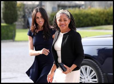 Stralende Meghan en haar moeder arriveren in sjieke Cliveden Hotel