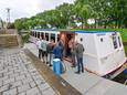 De eerste rondvaartpassagiers van Oudenbosch melden zich aan boord van de "Merijntje Gijzen" in de jachthaven van Oudenbosch.