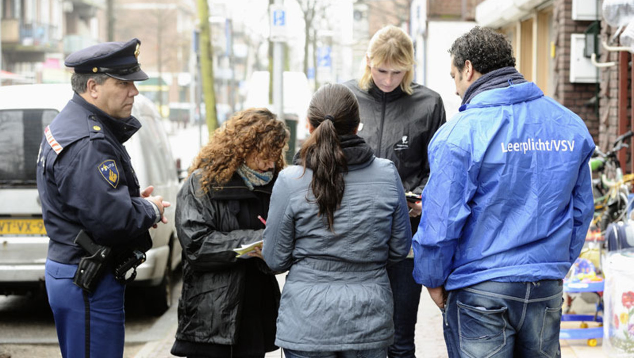 Leerplichtambtenaren controleren woensdag samen met politieagenten in de Schilderswijk in Den Haag. © anp Beeld 